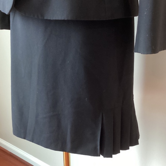 Tahari Petite Suit Separates - 4 Piece Set - Jacket, Pants, 2 Skirts - Picture 9 of 15